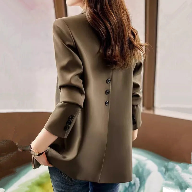 Ein eleganter Damen-Blazer in Khaki, Schwarz oder Grün. Ein-Knopf-Verschluss, lange Ärmel und gerade Passform. Perfekt für Büro und formelle Anlässe.