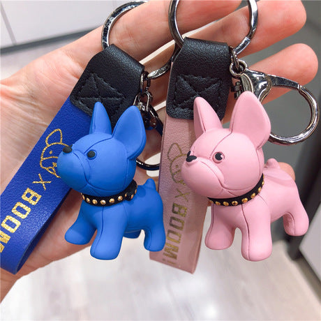 Ein niedlicher Schlüsselanhänger in Hundeform. Das liebevolle Design setzt einen besonderen Akzent an Taschen oder Schlüsseln und ist ein tolles Geschenk für alle Hundeliebhaber.