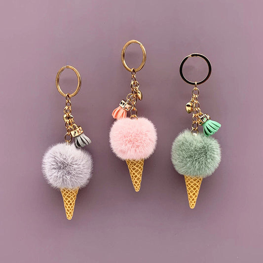 Dieser Eiscreme-Schlüsselanhänger mit niedlichem Plüsch-Anhänger ist ein kreatives Geschenk. Das flauschige Detail sorgt für einen bezaubernden Look und ist ein tolles Accessoire für Taschen oder Autoschlüssel.