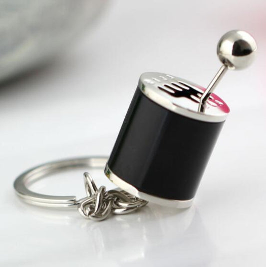 Dieser Metall-Schlüsselanhänger mit einzigartigem Gear-Design ist etwas Besonderes für Auto-Enthusiasten. Mit seiner robusten Haltbarkeit und seinem stilvollen Design ist er ein Hingucker an Taschen oder am Schlüsselbund.