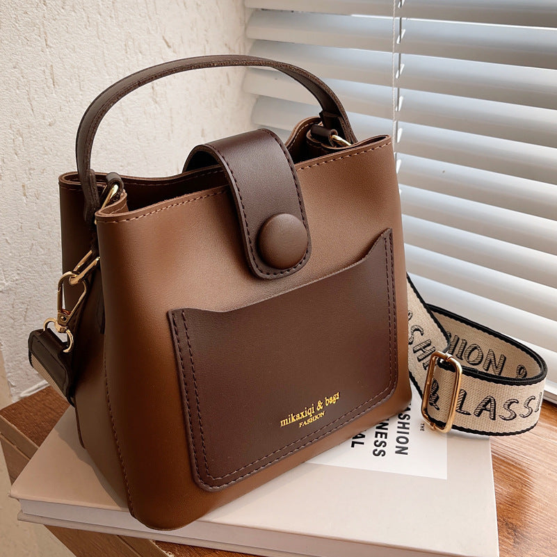 Modische Damen Schultertasche für den Frühling. Leicht, vielseitig kombinierbar und perfekt als Crossbody Bag für Alltag & Freizeit.

