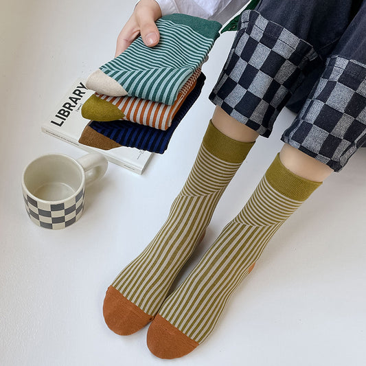 Stylische mittellange Socken mit bunten Streifen. Bequem, atmungsaktiv und perfekt für Alltag, Freizeit oder Sportoutfits.


