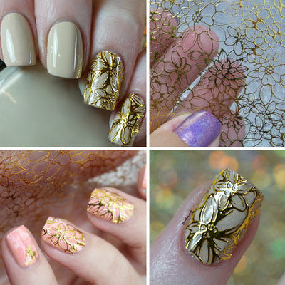 Selbstklebende 3D Nageldekoration in Gold. Elegantes hohles Metalldesign, einfach anzubringen, perfekt für kreative Nail Art.

