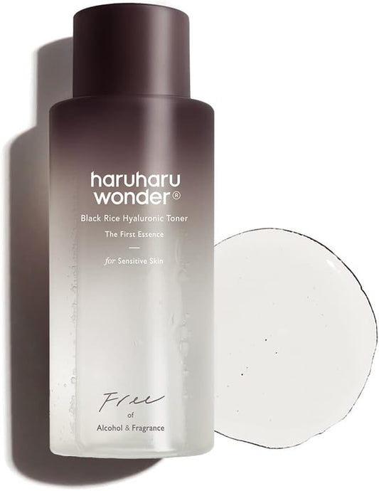Ein feuchtigkeitsspendender Toner mit schwarzem Reis & Hyaluron. Beruhigt empfindliche Haut, ist vegan, ohne Alkohol & Duftstoffe.

