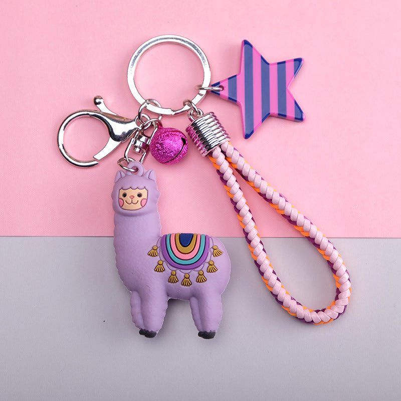 Dieser Schlüsselanhänger im niedlichen Alpaka-Design ist ein perfektes Geschenk für alle, die Alpakas lieben. Mit seinem weichen Material und den charmanten Details ist er ein tolles Accessoire für Taschen oder Schlüssel.