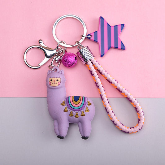 Dieser Schlüsselanhänger im niedlichen Alpaka-Design ist ein perfektes Geschenk für alle, die Alpakas lieben. Mit seinem weichen Material und den charmanten Details ist er ein tolles Accessoire für Taschen oder Schlüssel.