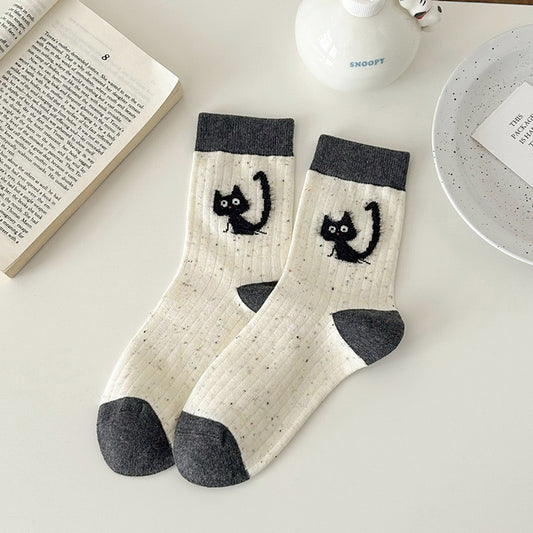 Weiche Damen NEPs Garn Socken mit Cartoon-Muster. Mid Tube Strümpfe aus Plüsch, ideal für Frühling & Herbst. Süß, bequem & trendy.

