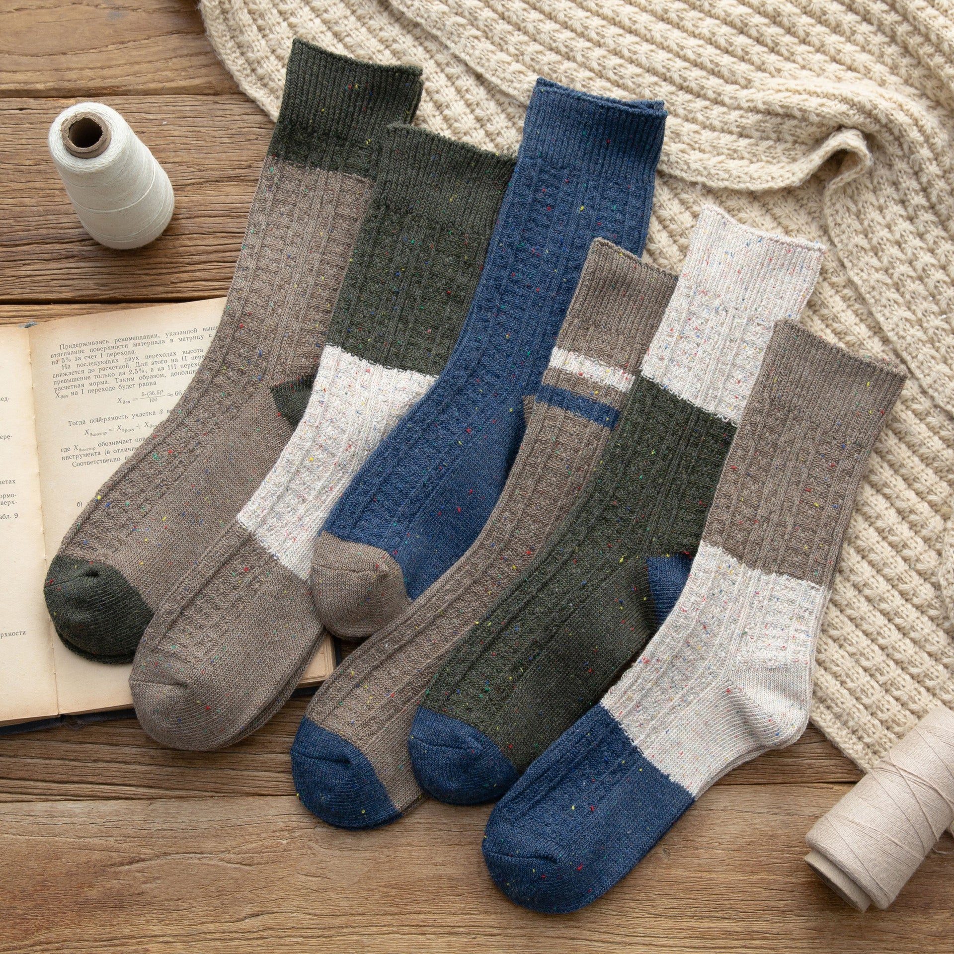 Warme Retro Tube Socken im Mori-Stil mit Farbmix. Dick gestrickt aus Wolle, ideal für Herbst & Winter, modisch und bequem.

