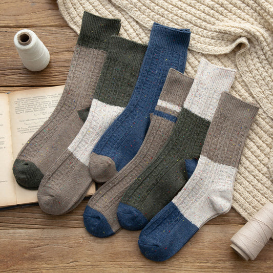 Warme Retro Tube Socken im Mori-Stil mit Farbmix. Dick gestrickt aus Wolle, ideal für Herbst & Winter, modisch und bequem.

