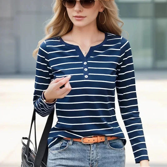 Elegante Damenbluse mit V-Ausschnitt, gestreiftem Muster und langen Ärmeln. Perfekt für Frühling & Herbst, ideal für Alltag & Büro.

