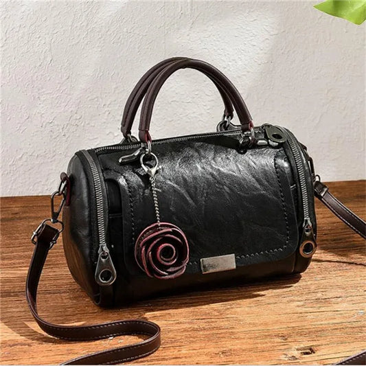 Elegante Damen Schultertasche mit Blumenanhänger. Vielseitig als Tote, Boston Bag, Party Tasche oder Crossbody tragbar – stilvoll & praktisch.

