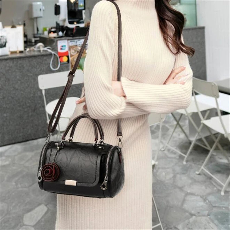 Damen Schultertasche | Boston Handbag mit Blumenanhänger & Crossbody NOOR08