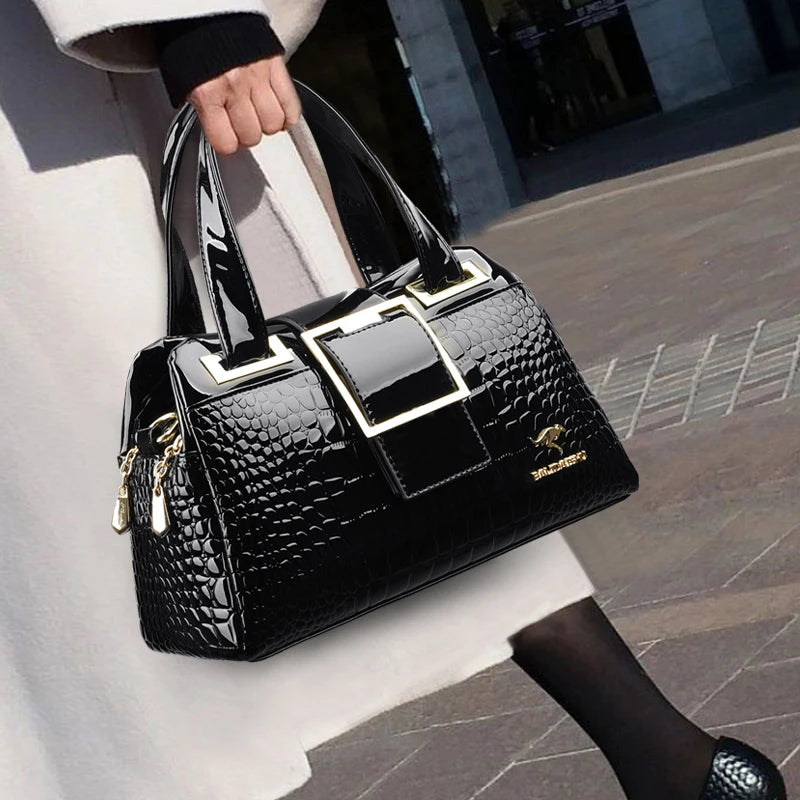 Eine luxuriöse 2-lagige Tote Bag mit Krokodil-Muster. Viel Stauraum, kann als Boston- oder Umhängetasche getragen werden. Hochwertiges Designer-Stück für Damen.

