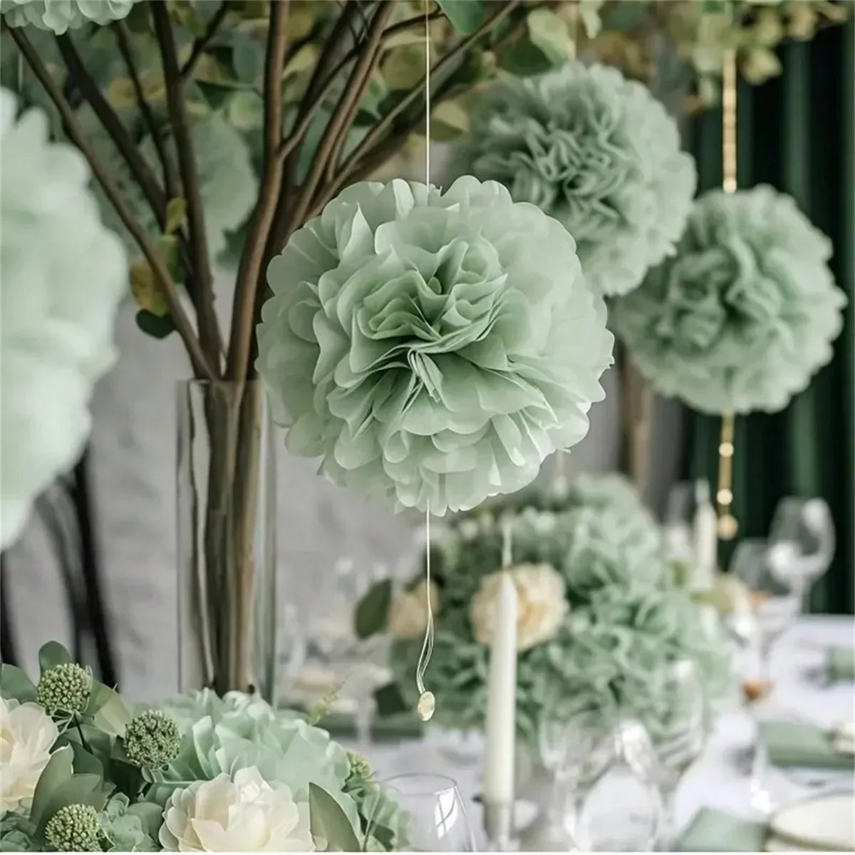 12er Set Papier Pom Poms (Weiß & Hellgrün) – Hängende Deko Blumenbälle für Hochzeit & Party