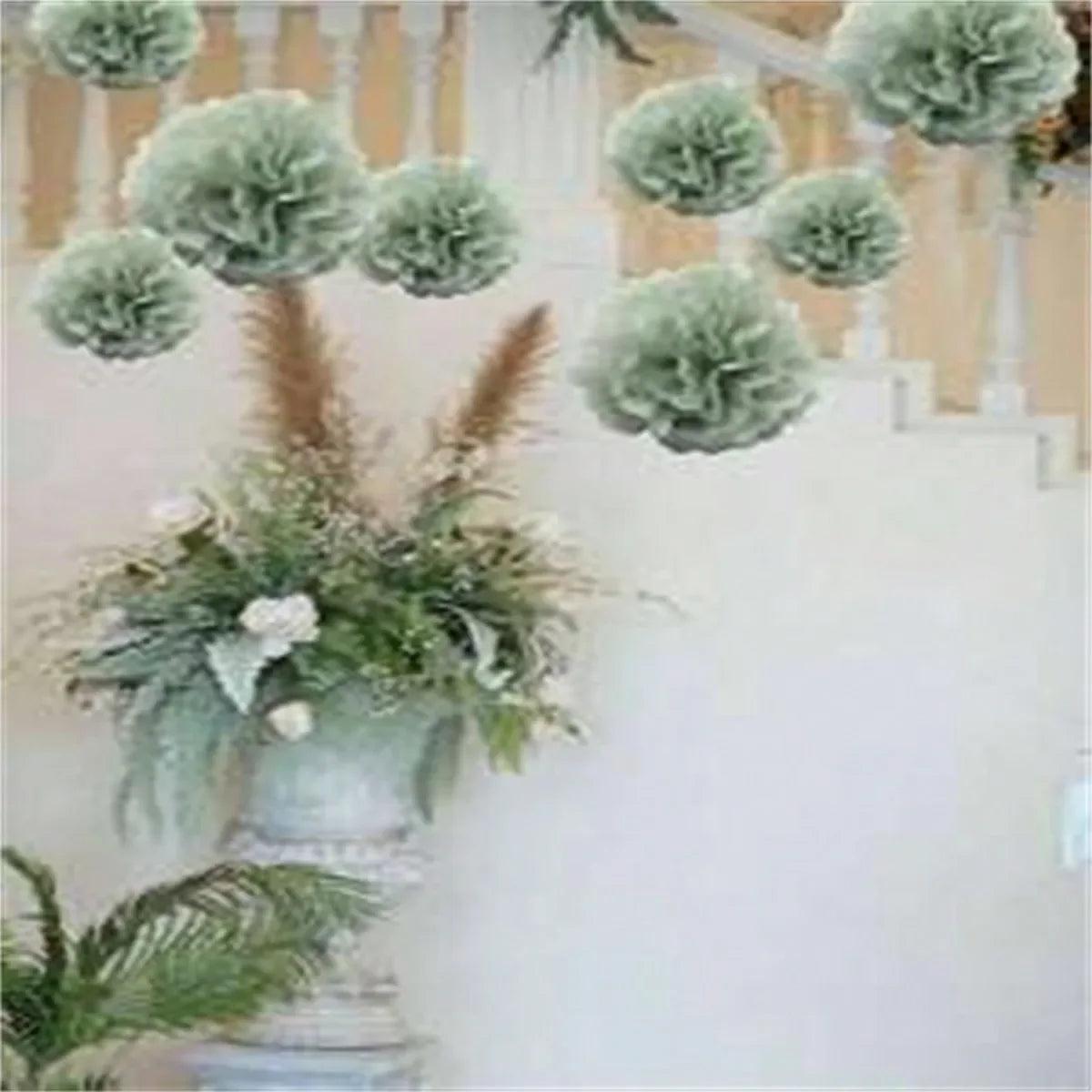 12er Set Papier Pom Poms (Weiß & Hellgrün) – Hängende Deko Blumenbälle für Hochzeit & Party