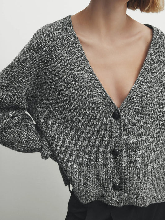 Massidutti 2025: Eine neue, kurze Strickjacke für den Frühling. Zweifarbiges Garn, Baumwolle. Leger und bequem, perfekt für einen ätherischen, leichten Look.

