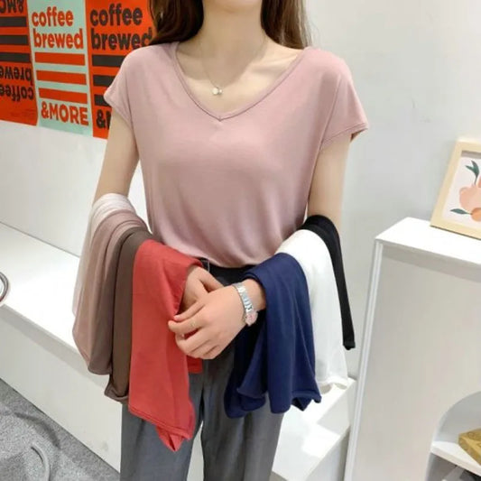 Ein sommerliches, lockeres und lässiges Modal-T-Shirt für Damen. V-Ausschnitt, kurze Ärmel und schmale Passform. Dünn und vielseitig, ideal als Unterzieh-T-Shirt.

