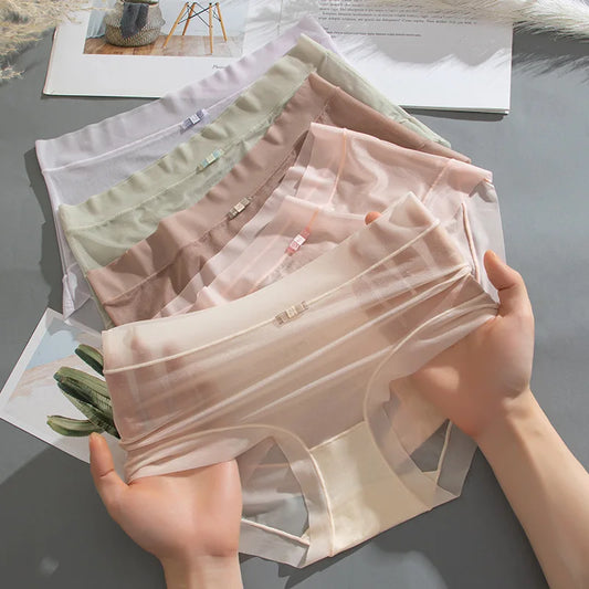 Nahtlose Damen-Panties in Unifarben. Dünne und schnelltrocknende Eisseide für ein angenehmes, kühles Tragegefühl. Bequeme Unterwäsche und sexy Lingerie.

