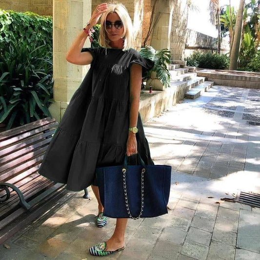 Elegantes, lässiges Sommerkleid mit Rüschen und Vintage-Charme. Ideal für Partys und den Strand. Oversize-Stil im Bohemian-Look für bequemen Tragekomfort.

