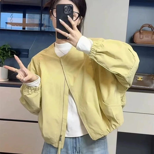 Kurze, einfarbige Jacke im koreanischen Stil. Rundhalsausschnitt und lockere Passform. Ein bequemer Windbreaker und eleganter Trenchcoat für Frühling und Herbst 2025.

