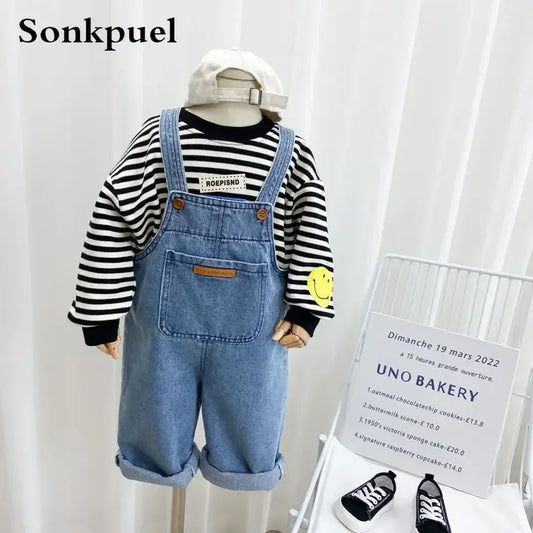 Neue Kinder-Latzhose für Jungen und Mädchen. Bequeme Jeans im lässigen Stil, perfekt für Frühling und Herbst. Ideal für Babys und Kleinkinder.

