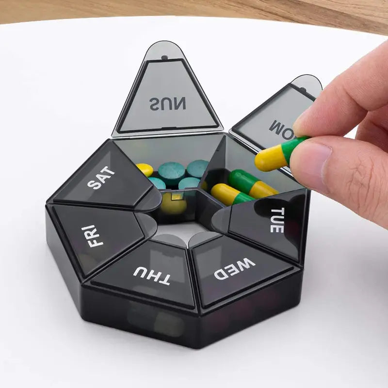 Praktische 7-Tage Pillendose mit 7 Fächern. Tragbar, leicht und sicher verschließbar. Ideal für Reisen, Büro oder Alltag.

