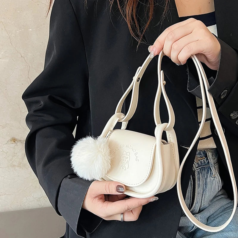 Eine neue, trendige Mini-Bag für Damen. Kann als Schulter- oder Messenger Bag getragen werden. Perfekt für Lippenstift, Kopfhörer und andere kleine Essentials.

