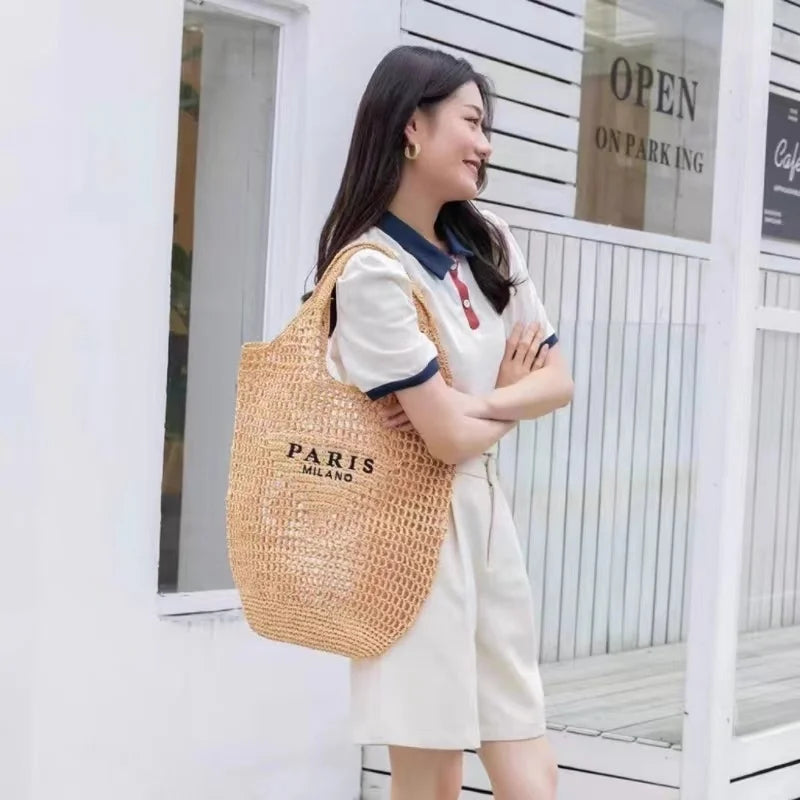 Modische Stroh-Schultertasche für den Sommerurlaub. Luxuriöses, hohles Design. Tragbare, große Kapazität, perfekt als lässige Strandtasche.

