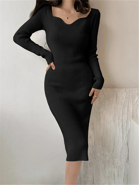 Ein elegantes Bodycon-Strickkleid mit quadratischem Ausschnitt für Herbst/Winter 2023. Lange Ärmel und ein Wickel-Look machen dieses knielange Kleid im Seoulish-Stil perfekt.

