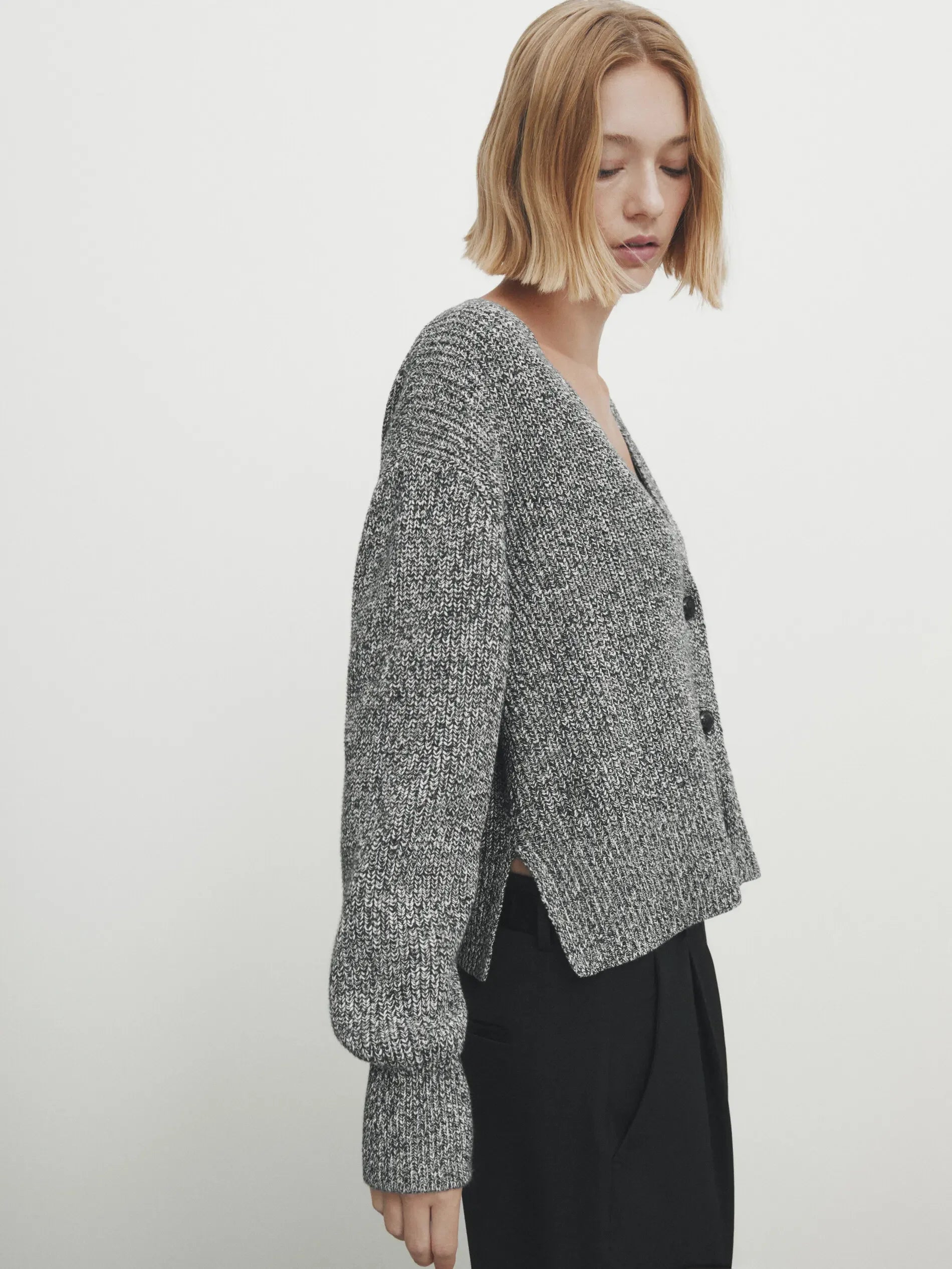 Massidutti 2025: Kurzstrickjacke im Zweifarb-Design NOOR08