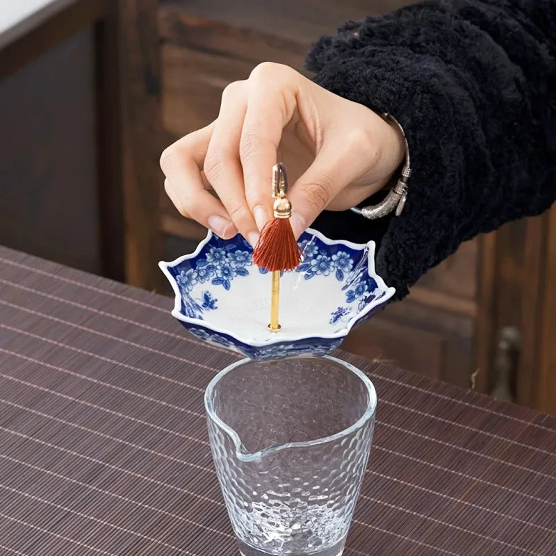 Keramik Teefilter – Blau-Weißer Schirm-Quasten-Design | Teesieb für Kung Fu Tee & Deko