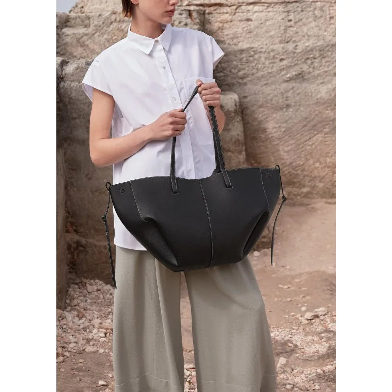 Eine kleine, aber geräumige, modische Tote Bag mit einzigartiger Textur. Ideal als große Umhängetasche, Crossbody-Tasche oder als lässiger Shopper.

