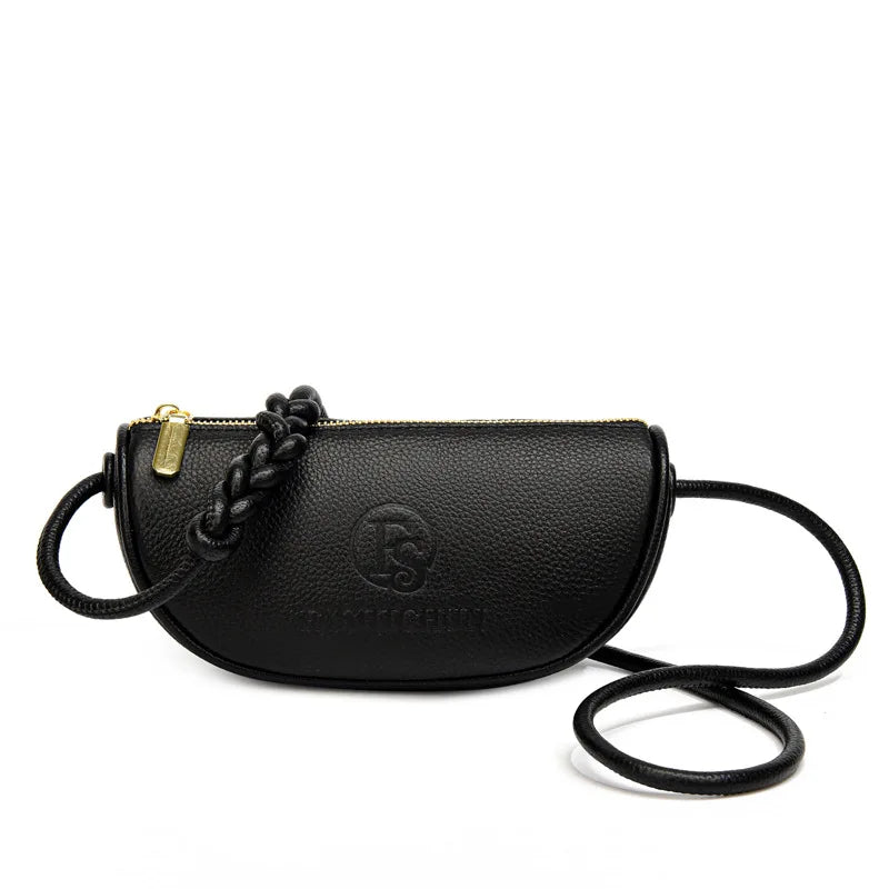 Trendige Mini-Handtasche aus echtem Leder für Damen. Lässige Schultertasche oder Crossbody-Bag. Modisches Designer-Accessoire für jeden Anlass.

