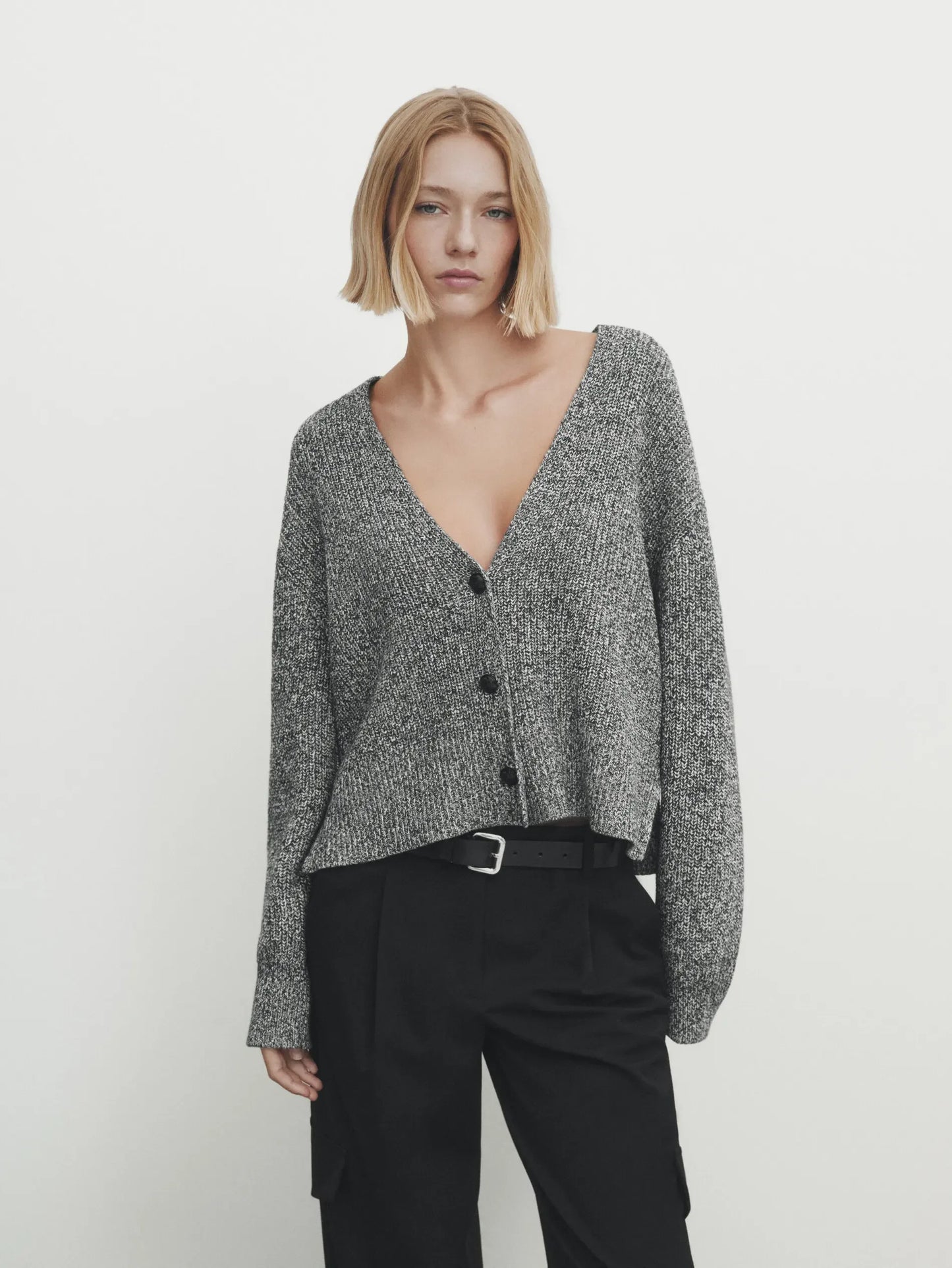 Massidutti 2025: Eine neue, kurze Strickjacke für den Frühling. Zweifarbiges Garn, Baumwolle. Leger und bequem, perfekt für einen ätherischen, leichten Look.

