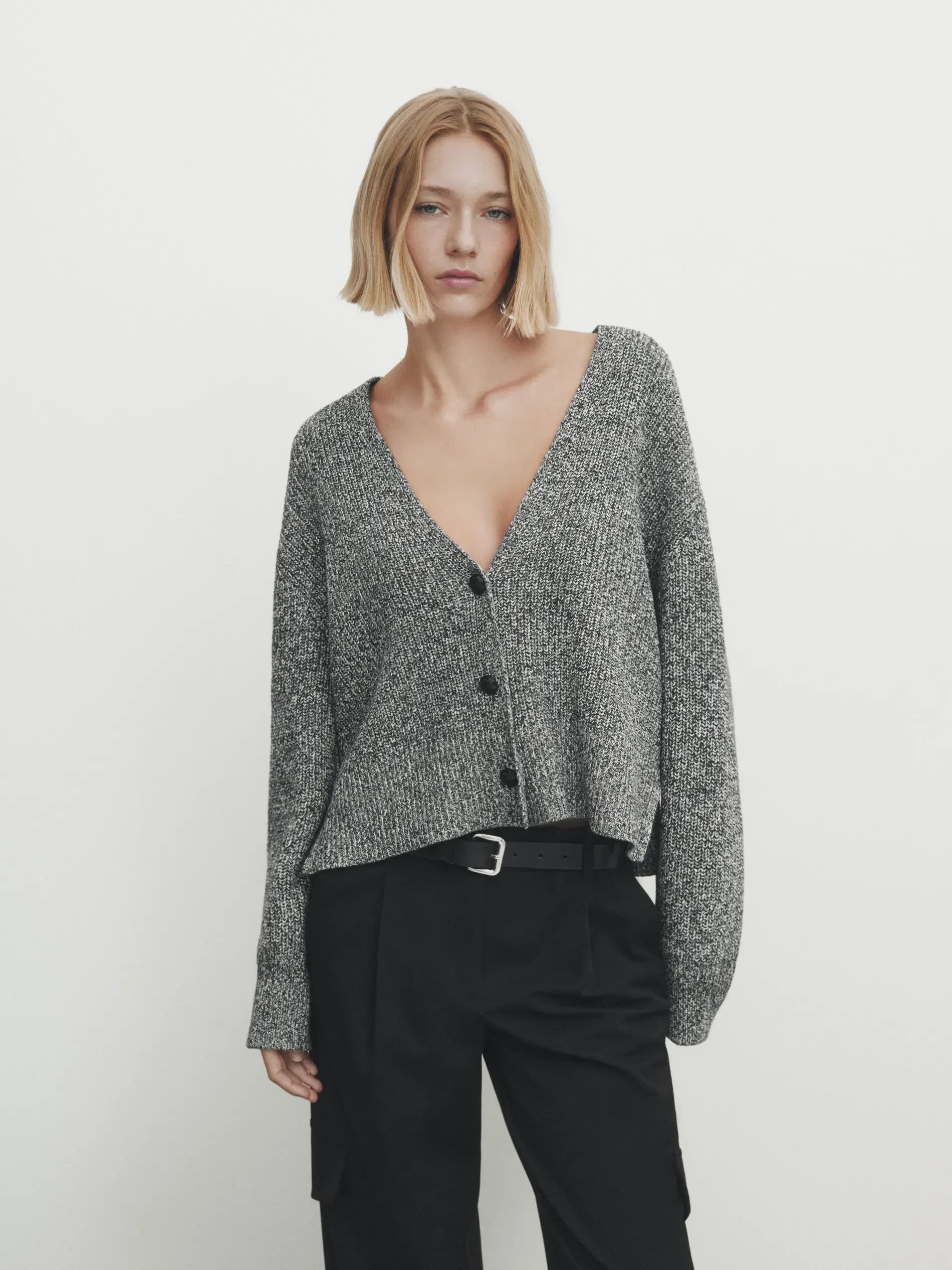 Massidutti 2025: Eine neue, kurze Strickjacke für den Frühling. Zweifarbiges Garn, Baumwolle. Leger und bequem, perfekt für einen ätherischen, leichten Look.

