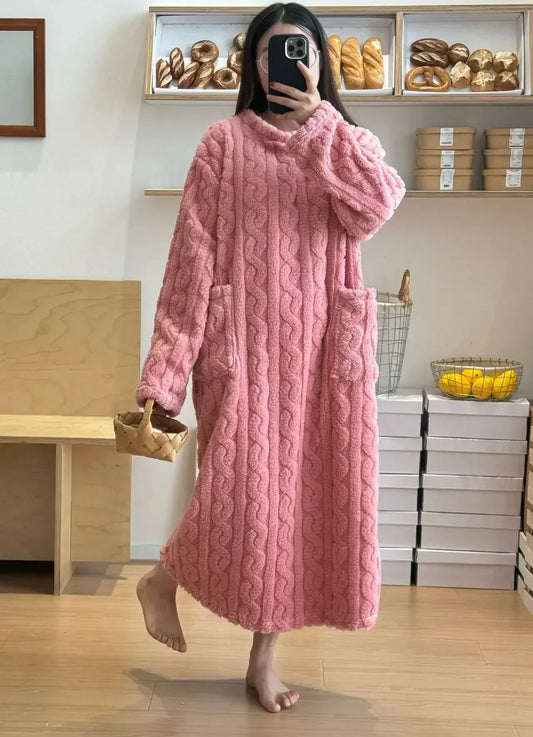Ein warmer, langer Flanell-Nachtmantel für Damen. Doppeltaschen, lange Ärmel und ein lockeres Design. Jacquard-Muster, ideal als dicker und warmer Nachtmantel für den Winter.


