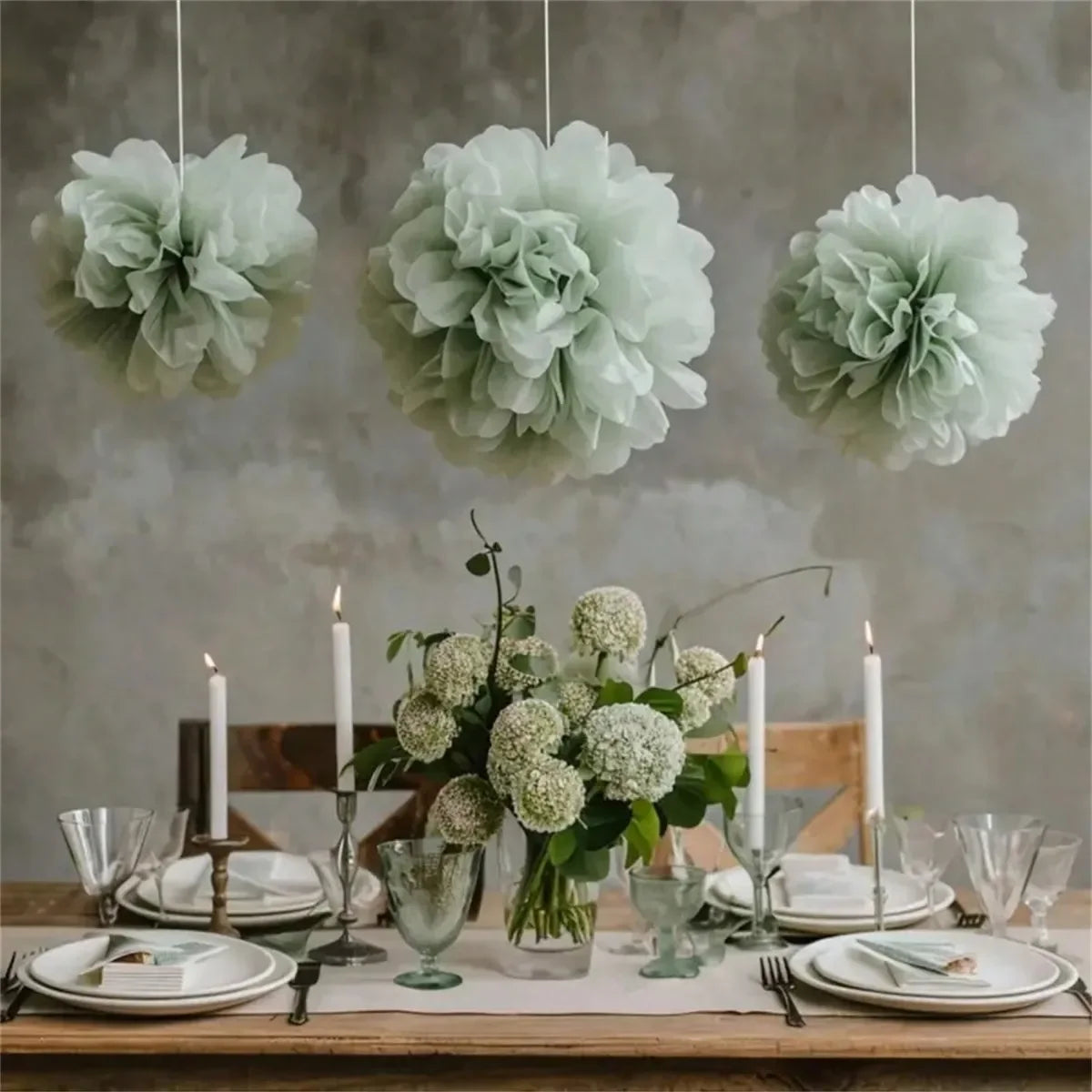 12er Set Papier Pom Poms (Weiß & Hellgrün) – Hängende Deko Blumenbälle für Hochzeit & Party