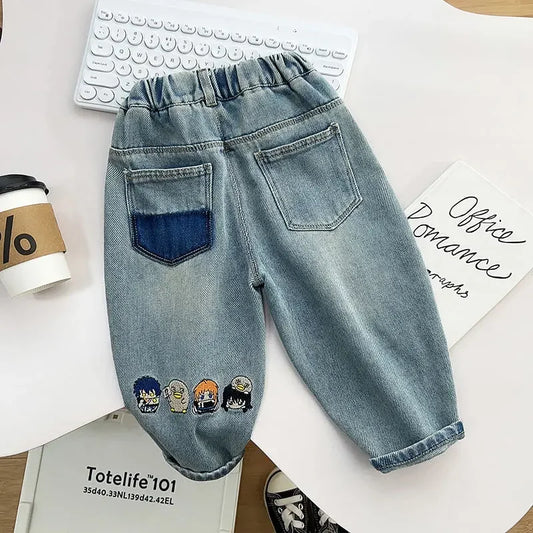 Weiche Kinderjeans mit Stickerei im koreanischen Stil. Vielseitige Hose für Frühling & Herbst – bequem, modisch und für Jungen geeignet.

