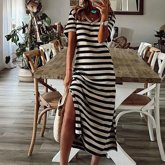 Sommerkleid 2023 für Damen in Übergröße. Lässiges langes Kleid mit Streifenmuster, V-Ausschnitt und kurzen Ärmeln. Lockere Passform für angenehmen Tragekomfort.

