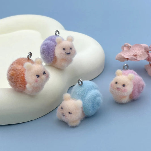 Niedliche 3D Harz-Beflockungs-Anhänger in Schnecken- und Kuh-Design. Ideal für DIY Schmuck, Taschen, Schlüsselanhänger und kreative Bastelideen.
