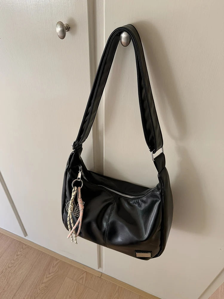 Damen Schultertasche PU Leder Handtasche Crossbody Bag Anhänger NOOR08