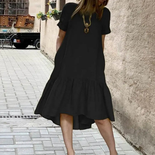 Knielanges A-Linien-Sommerkleid in Unifarbe. Mit Rundhalsausschnitt und kurzen Ärmeln. Der verspielte Rüschensaum macht es perfekt für Strand und Freizeit.

