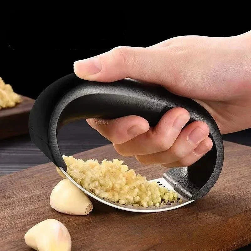 Eine manuelle Knoblauchpresse und Mühle aus Edelstahl. Zerkleinert und schneidet Knoblauch mühelos. Ein praktisches Küchenwerkzeug, das auch für Obst und Gemüse geeignet ist.

