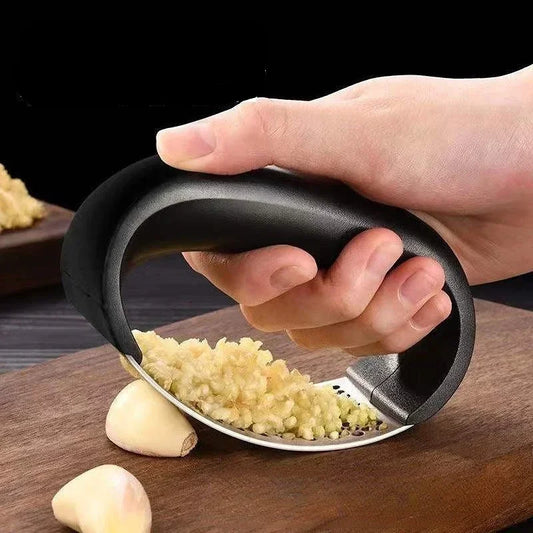Eine manuelle Knoblauchpresse und Mühle aus Edelstahl. Zerkleinert und schneidet Knoblauch mühelos. Ein praktisches Küchenwerkzeug, das auch für Obst und Gemüse geeignet ist.

