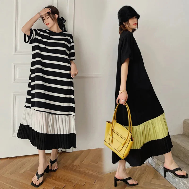 Sommerlicher, neuer Stil. Ärmelloses Kleid mit Color-Blocking und plissiertem Rock. Einfaches Design, in Übergröße verfügbar. Auch als kurzärmeliges Kleid erhältlich.

