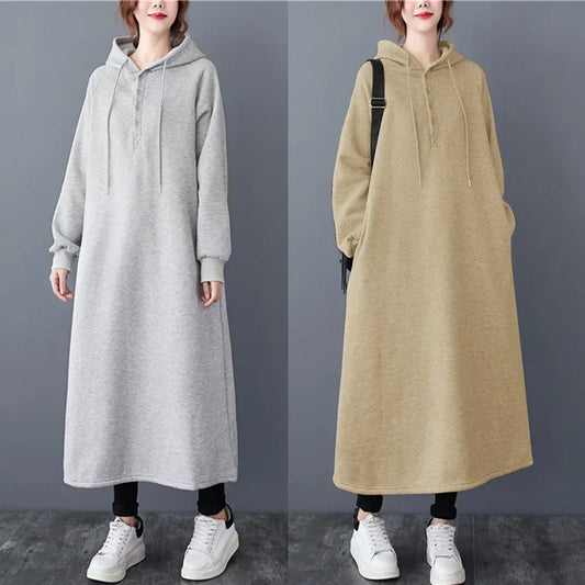 Ein warmer, gefütterter Kapuzen-Sweatshirt-Kleid im koreanischen Stil. Lässiger, lockerer Schnitt und Übergröße. Ideal für kalte Tage.

