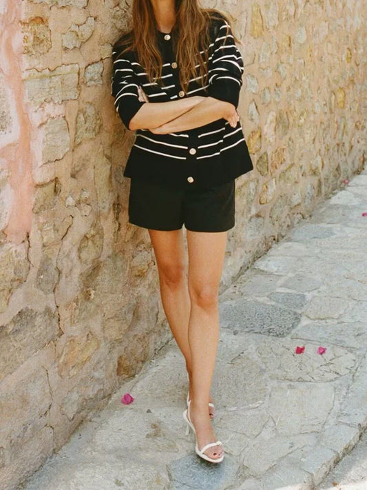 Ein warmer, gestreifter Strickpullover für Damen. Schwarz, lange Ärmel, Rundhalsausschnitt. Ideal als bequeme Strickjacke oder Mantel in der Herbstsaison.

