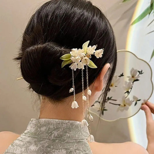 Haarstab im chinesischen Stil mit einer leuchtenden Lotuslaterne. Ein Haarschmuck im antiken Palast-Stil mit Blumen- und Quasten-Design. Ein elegantes Accessoire für feminine Frisuren.

