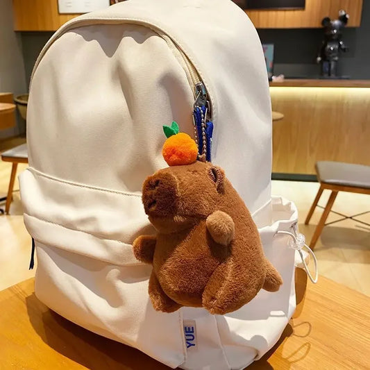 Süßer Plüsch Kappebär Anhänger mit wackelndem Schwanz. Ideal für Schlüssel, Schultaschen oder als Geschenk. Weich und liebenswert.
