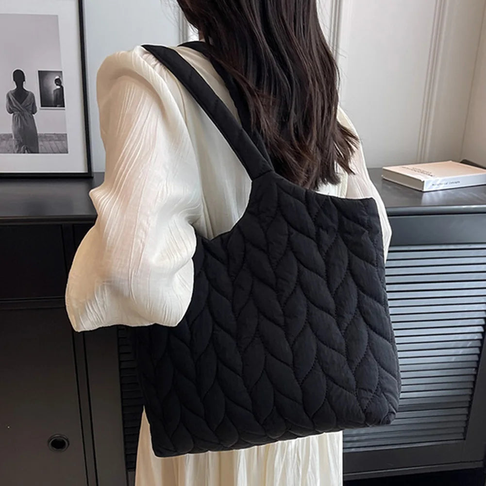 Modische, gesteppte Unterarmtasche aus Nylon. Lässige Handtasche mit Stickerei und großem Fassungsvermögen. Elegant und gepolstert für einen trendigen Look.

